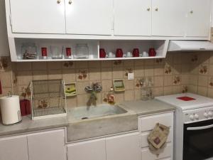 Dapur atau dapur kecil di Small Apartment in Markopoulo center