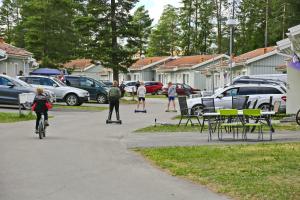 un grupo de personas montando en patinetas y patinando en una acera en Östersunds Camping, en Östersund