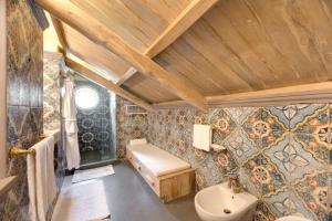 
A bathroom at Positano Villa Sleeps 9 Pool Air Con WiFi
