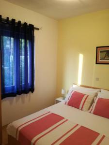 1 dormitorio con 2 camas y ventana en House Zara, en Maslenica
