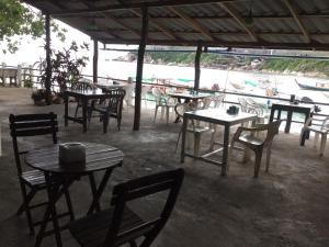 un groupe de tables et de chaises avec vue sur l'eau dans l'établissement Rocky resort, à Koh Tao 79 autres photos