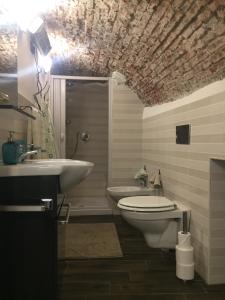 A bathroom at Appartamento al Ponte Reale