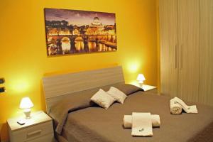 een slaapkamer met een bed met een foto aan de muur bij PirHouse in Rome