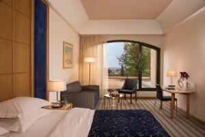 una camera da letto con un letto e un soggiorno di Dan Jerusalem Hotel a Gerusalemme