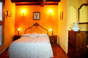Giường trong phòng chung tại Casas Rurales Prieto