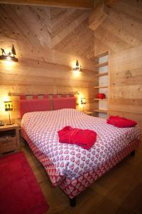 A bed or beds in a room at Chalets Mignon