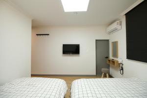 Tempat tidur dalam kamar di Heima Guesthouse Hongdae