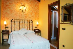 A bed or beds in a room at Casas Rurales Prieto Még 35 kép