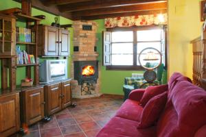 A kitchen or kitchenette at Casas Rurales Prieto