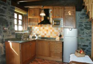 A kitchen or kitchenette at Casas Rurales Prieto