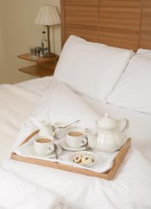 A bed or beds in a room at Yalbury Cottage