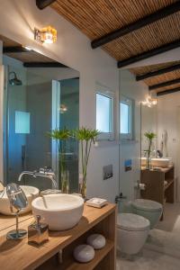 a large bathroom with two sinks and two toilets at Quinta da Lua in Tavira