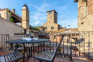 a patio with a table and chairs and a building at B & B La Fontaine Residenza D'Epoca in Viterbo