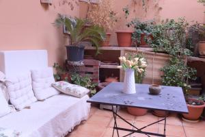 a living room with a couch and a table with flowers at Casa Rural La Roca in Alcalá del Júcar