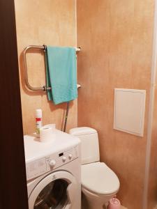 スルグトにあるУютная квартира на Захароваのバスルーム(トイレ、洗濯機付)