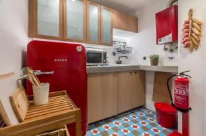 リスボンにあるUnique and Stylish Flat in Historic Lisbonのキッチン(赤い冷蔵庫、シンク付)