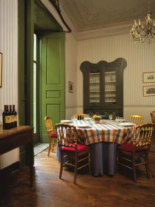 una sala da pranzo con tavolo e sedie di Agriturismo Mustilli a SantʼAgata deʼ Goti