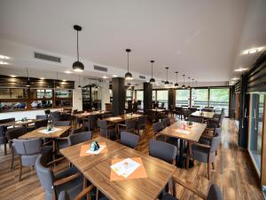 Reštaurácia alebo iné gastronomické zariadenie v ubytovaní Penzion Almada