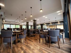 Reštaurácia alebo iné gastronomické zariadenie v ubytovaní Penzion Almada