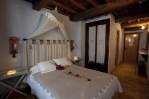 A bed or beds in a room at O Muiño de Pena
