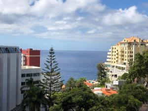 einen Blick auf das Meer von einer Stadt mit Gebäuden in der Unterkunft Astro Vista Madeira Apartments in Funchal + 6 Fotos