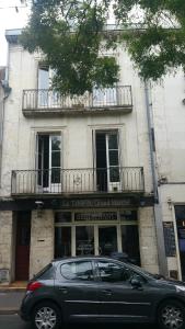 een zwarte auto geparkeerd voor een gebouw bij Appartement quartier historique proche des Halles in Tours