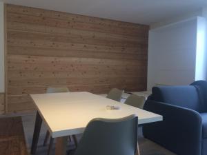 a meeting room with a white table and chairs at Résidence du parc in Briançon