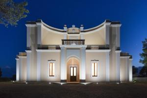 um grande edifício branco com uma porta à noite em Villa Degli Eroi em Nardò