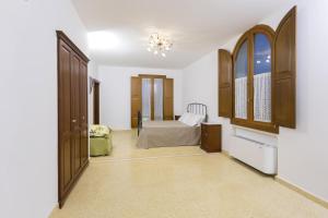 um quarto grande com uma cama e uma janela em Villa Degli Eroi em Nardò