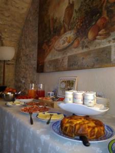 una mesa con un mantel con comida. en Agriturismo Valentina Cubi, en Fumane