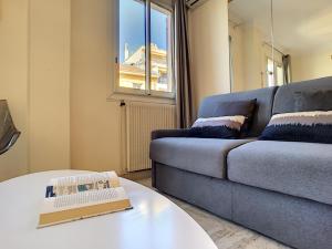 sala de estar con sofá y mesa en Nestor&Jeeves - COTE PIETONNE - Central - By sea - Pedestrian zone, en Niza
