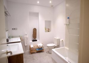 桑坦德的住宿－SANTANDER CENTRO，浴室配有卫生间、盥洗盆和浴缸。