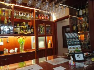 um bar com muitos copos na parede em Centrum Panzió em Szentendre