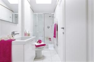 Un baño blanco con inodoro y lavabo. en Adriano Residence, en Bolonia