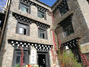 Gallery image of No.9 Space Capsule Youth Hostel in Daocheng