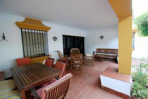 チクラナ・デ・ラ・フロンテーラにあるOasis en la playaのリビングルーム(木製テーブル、椅子付)