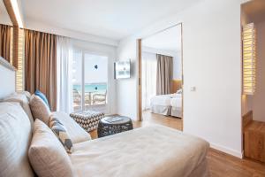 Posteľ alebo postele v izbe v ubytovaní Grupotel Picafort Beach