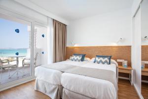 Posteľ alebo postele v izbe v ubytovaní Grupotel Picafort Beach
