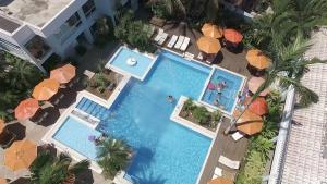 an overhead view of a swimming pool with umbrellas at Hotel Port Louis in Mocoóca