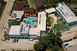 an aerial view of a house with a swimming pool at Hotel Port Louis in Mocoóca