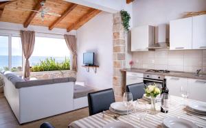 Una cocina y una sala de estar con mesa y sillas. en Apartment Spila, en Ivan Dolac