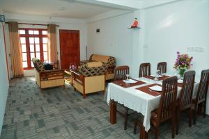 una sala da pranzo con tavolo e sedie di AGP home a Nuwara Eliya