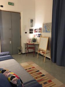 een kamer met een bed en een tafel met een schoolbord bij Acciuga in Genua
