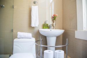 a bathroom with a toilet and a sink at Escalera al Puerto Guest House in Valparaíso +61 photos