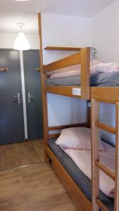 Postel nebo postele na pokoji v ubytování Les Alberges