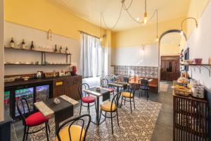 ナポリにあるBe Italian Flat Duomoのテーブルと椅子が備わるレストラン