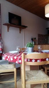 uma mesa com uma toalha de mesa vermelha e branca em Les Alberges em Les Deux Alpes