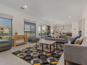 A seating area at Luxury Waterfront Canal Estate With Private Jetty in Mandurah