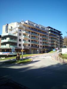 un gran edificio de apartamentos con un oso sentado en el lateral de una calle en apartament rodzinny, en Krynica-Zdrój
