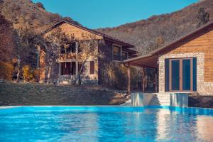 Bazén v ubytování Apricot Aghveran Resort nebo v jeho okolí